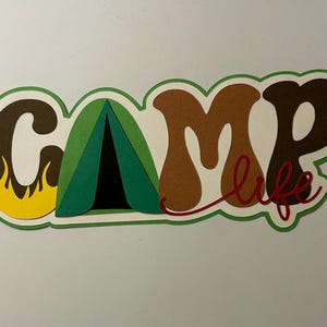 Título de álbum de recortes ou enfeite de cartão Camp Life, papel cortado à mão