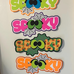 Titolo dell&#39;album di ritagli di Halloween spettrale, fatto a mano, con pezzi di carta fustellati