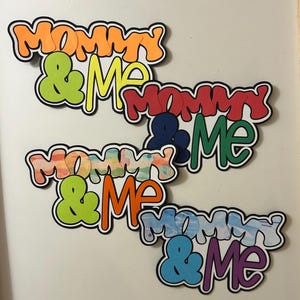 Título de álbum de recortes de Mamá y Yo, hecho a mano con piezas de papel troqueladas