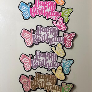 Título o adorno para tarjeta de álbum de recortes de mariposas de feliz cumpleaños, hecho a mano, con piezas de papel troqueladas