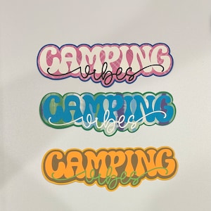 Título de álbum de recortes Camping Vibes, hecho a mano con piezas de papel troqueladas