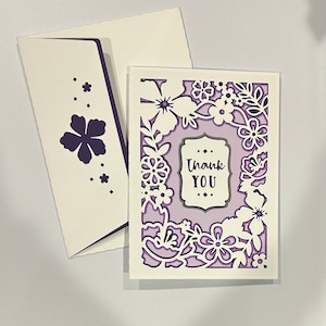 Tarjeta de agradecimiento floral hecha a mano en papel perforado con capas individuales troqueladas en 3D