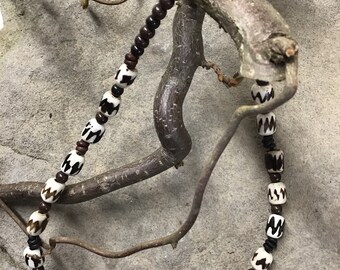 Collana da uomo con perle di osso.