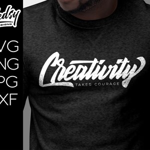Może przedstawiać: Czarna bluza z okrągłym dekoltem z białym napisem "Creativity takes courage" w postarzonej czcionce. Bluza ma również biały napis "SVG, PNG, JPG, DXF".
