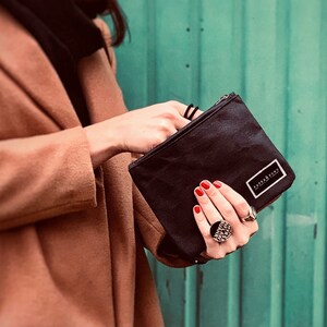 Kosmetiktasche, Kosmetikbeutel Black Edition aus wasserabweisendem Kraftpapier, Reisebeutel schwarz, nachhaltig, vegan