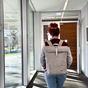 Rolltop Rucksack Damen & Herren, Rucksack aus veganem Leder, Laptoprucksack grau,Uni Rucksack, Rucksack 22l, nachhaltig