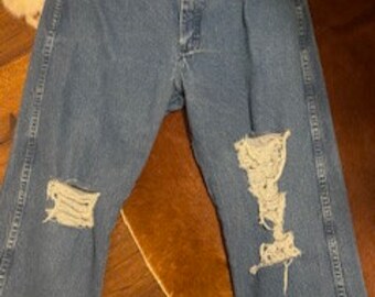 Distressed Wrangler Jeans 34x32