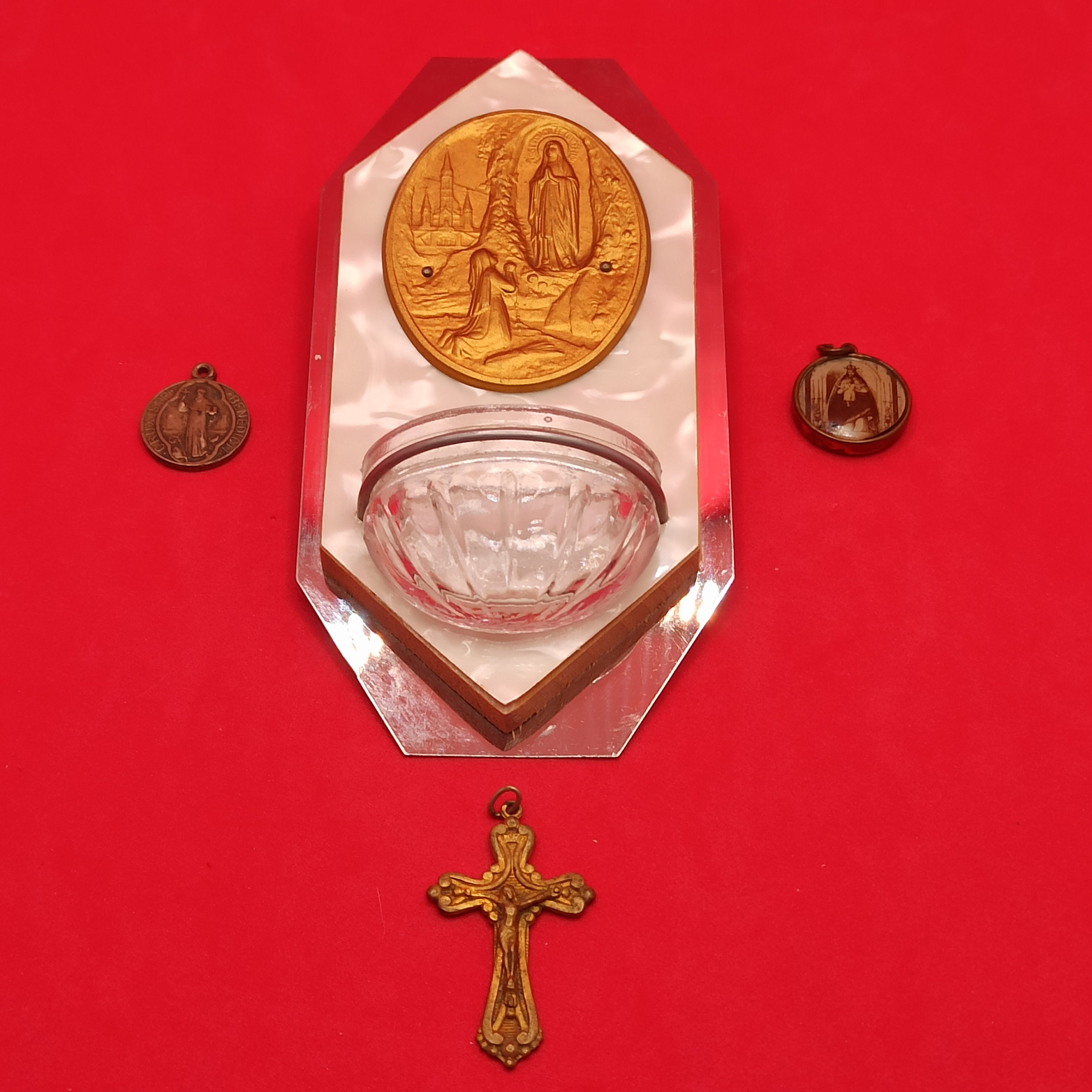 Médaillons et Bénitier, Jésus sur La Croix, Crucifix, Catholique, Bénies, Souvenirs Religieux, 1965,
