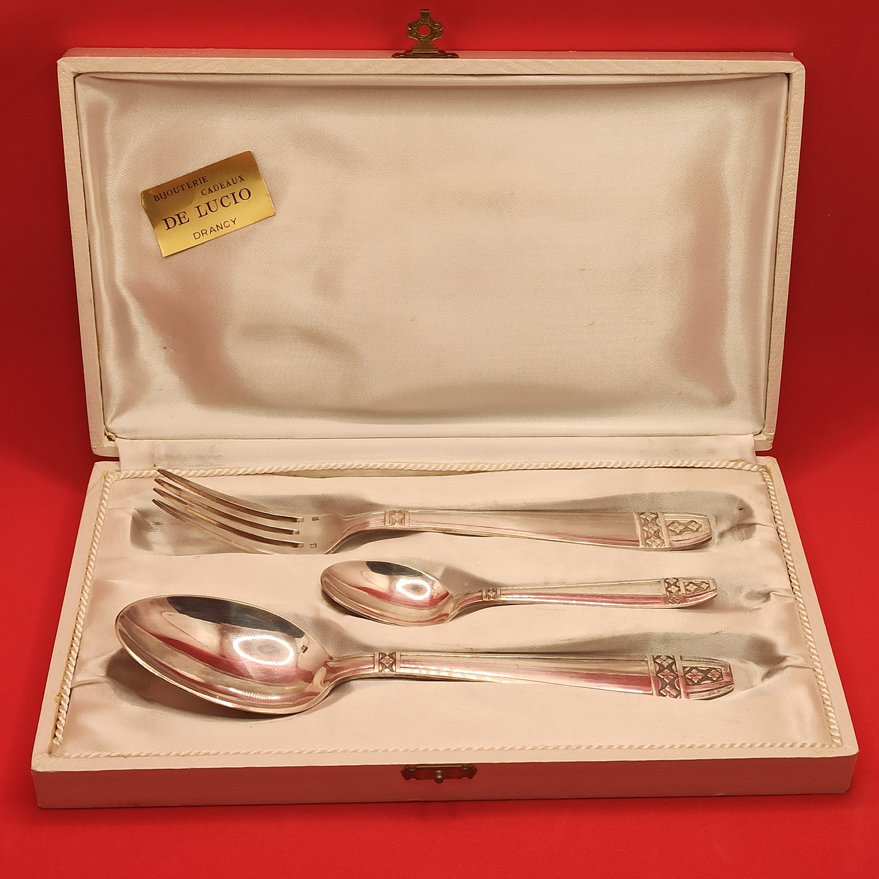 Coffret Christofle, Couverts de Baptême, Orfèvre Paris France, 1960, Poinçon Cavalier d'échec, Dans 