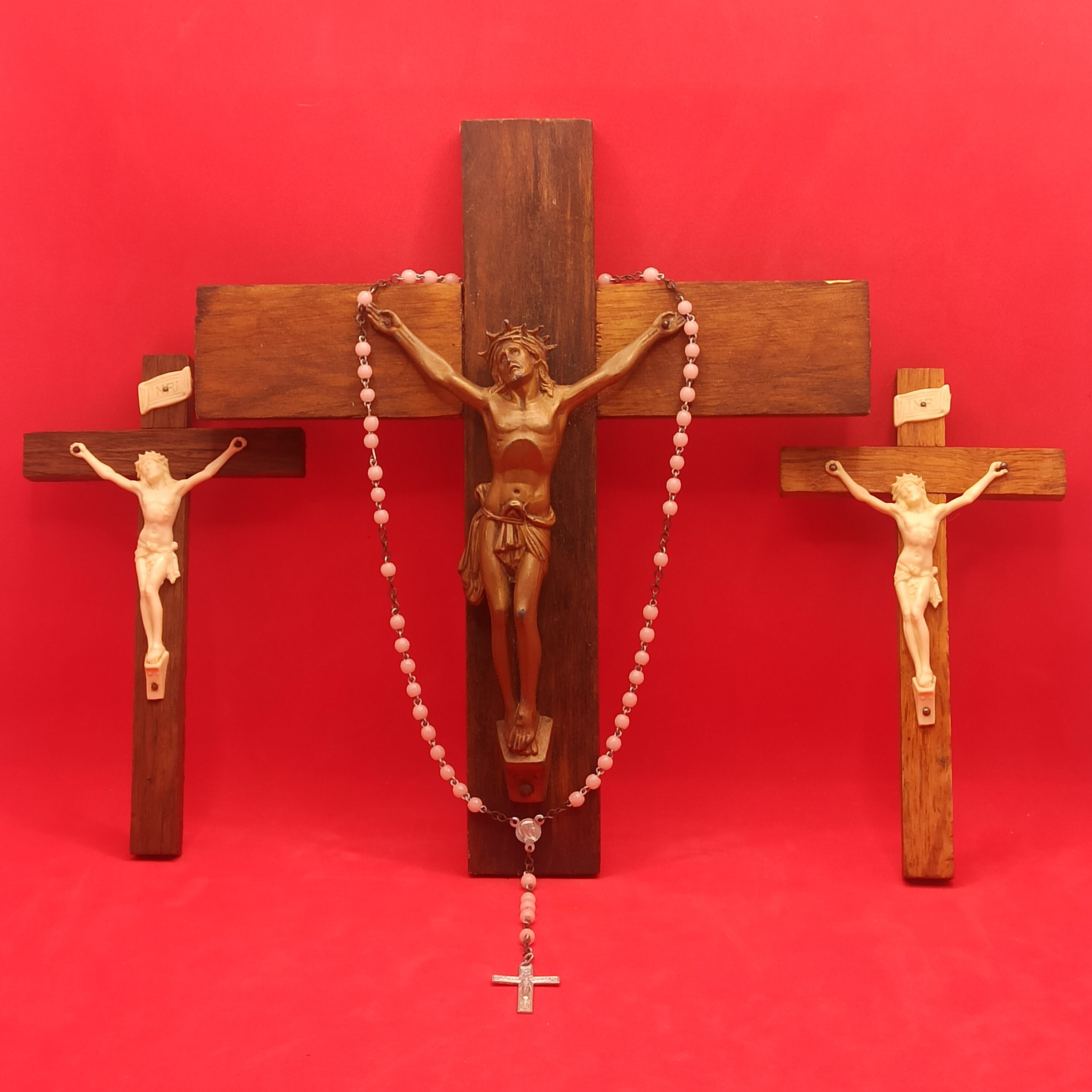 3 Statuettes et Un Chapelet, Jésus sur La Croix, Crucifix, Catholique, Bénies, Souvenirs Religieux, 