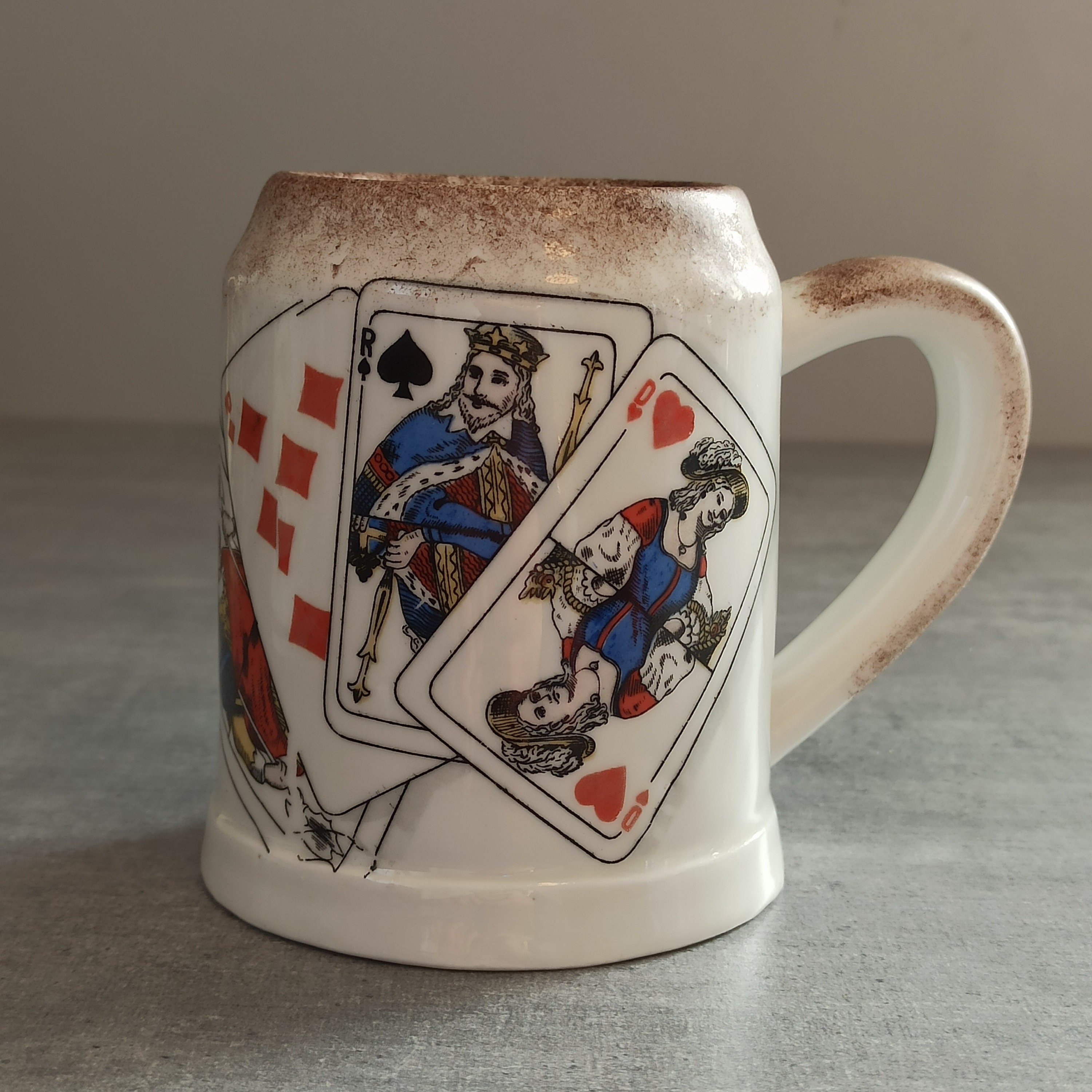 Pinte A Bière en Porcelaine Authentique, Pillivuyt France, Ancien Fait Main, Signée, Motif Aux Jeux 