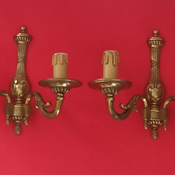 Paire d'appliques murales, bronze véritable, sconces doré a 2 branches, modèle ruban, travail ancien, MD bronze, France, AntiqueFrenchArt