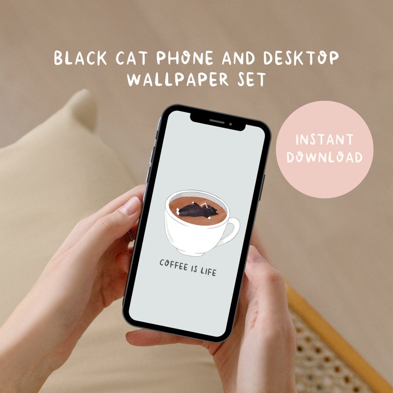 Op de afbeelding: Een telefoonscherm met een zwarte kat die slaapt in een kopje koffie met de tekst "Coffee is life".