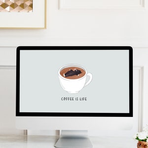 Op de afbeelding: Een computerscherm met een lichtblauwe achtergrond waarop een witte koffiekop met een zwarte kat erin te zien is. De tekst "COFFEE IS LIFE" staat onder de kop.