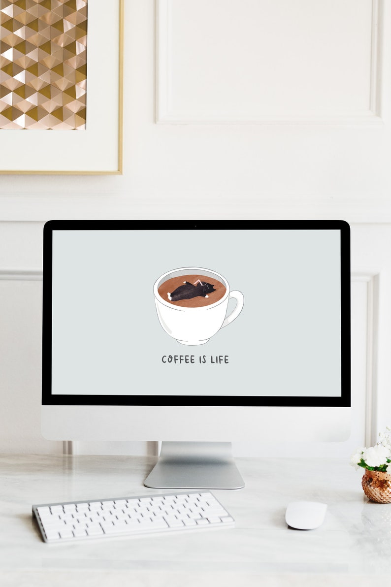 Op de afbeelding: Een computerscherm met een lichtblauwe achtergrond waarop een witte koffiekop met een zwarte kat erin te zien is. De tekst "COFFEE IS LIFE" staat onder de kop.