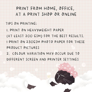 Op de afbeelding: Een zwarte kat met een roze douchekapje ontspant in een schuimbad met een glas champagne. De tekst luidt "DRUKKEN VANUIT HUIS, KANTOOR, EEN DRUKWINKEL OF ONLINE" en "DRUKTIPS: 1. DRUKKEN OP ZWAAR PAPIER (MINSTENS 200 GSM) VOOR DE BESTE RESULTATEN. IK DRUK OP 230GSM FOTOPAPIER VOOR DEZE PRODUCTFOTO'S 2. KLEURVARIATIES KUNNEN VOORKOMEN DOOR VERSCHILLENDE SCHERM- EN PRINTERINSTELLINGEN".