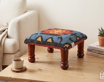 Taburete Kilim hecho a mano, pequeño puf tapizado con patas de madera, reposapiés cuadrado estilo bohemio, taburete tribal de estilo turco, decoración rústica para el hogar.