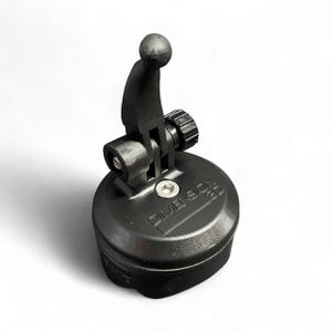 Può includere: Un tappo per bottiglia nero con manico a forma di sfera e meccanismo regolabile. Il tappo presenta la scritta "DIMENSION 3D" sul lato. Il prodotto è realizzato in materiale nero opaco.