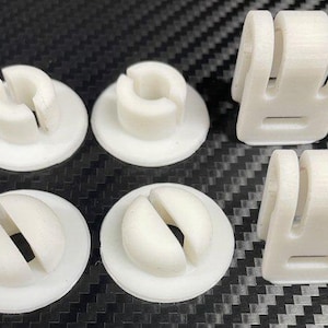 Può includere: Sei pezzi di plastica bianca, alcuni con forma rotonda e altri con forma più rettangolare. I pezzi hanno una finitura liscia e opaca.