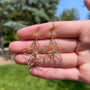 Wire Flower Dangle Earrings | Pretty Earrings | Unique Earrings | Fun Earrings | Delicate Earrings | Springtime Earrings | Novelty Earrings