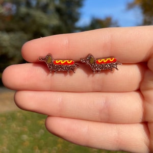 Puces d'oreilles pour chien hot dog / weiner | Boucles d'oreilles hot dog à la moutarde | Boucles d'oreilles uniques | Boucles d'oreilles amusantes | Jolies boucles d'oreilles | Boucles d'oreilles animaux