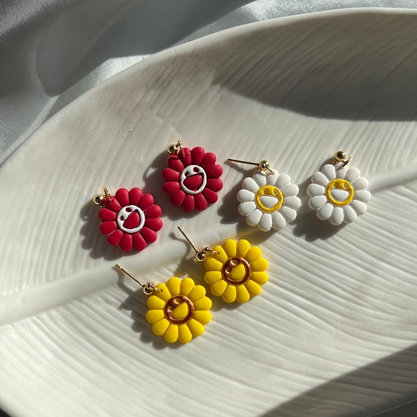 Daisy earrings/ white Daisy earrings/ øreringe kamille, flower handmade polymer earring. statement earrings, red daisy earrings, dangle