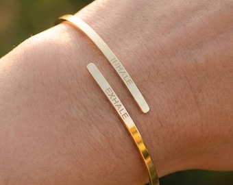 Bransoletka z grawerunkiem „Wdech, wydech”: biżuteria z 18-karatowego złota z mantrą