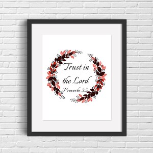 Könnte beinhalten: Ein gerahmter Druck mit weißem Hintergrund und einem roten und schwarzen Blumenkranz. Der Kranz umgibt den Text "Trust in the Lord" und "Proverbs 3:5".