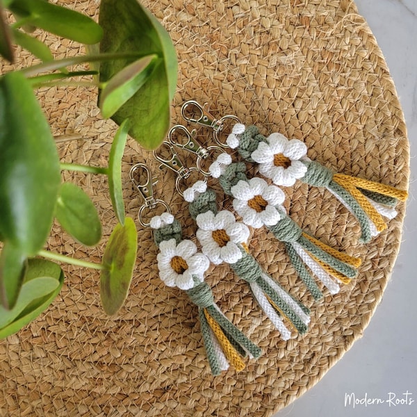 White Daisy Macrame Keychain | Single Daisy | Boho Key fob | Bag Charm | Backpack Charm Key ring | Macrame Daisy Keychain | Gift Ideas