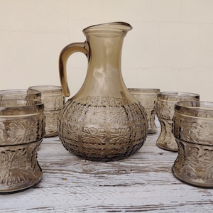 Set vintage italiano 6 bicchieri e brocca grigio fumè-6 bicchieri da acqua o bevande-bicchieri goffrati e caraffa-bicchieri vintage Anni &#39;70