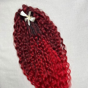 Rastas sintéticas rizadas con degradado rojo: extensiones de rastas con degradado suaves, onduladas y livianas para una apariencia audaz y elegante, DE, SE, cabello perfecto