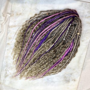 Dreadlocks Full Set – Viking Boho Curly DE Dreads with Purple & Pink Accents – Soft Synthetic Hair Extensions for Full Head, DE or SE