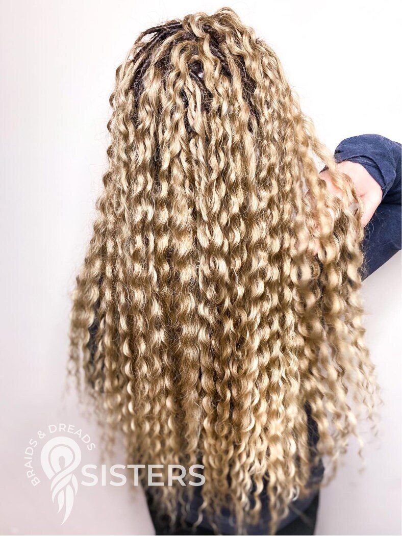 Wheat Blonde Curly Soft Synthetic DE, SE Long Dreads – Lightweight Natural Look Extensions for Boho, Viking, Festival, Everyday Hairstyles