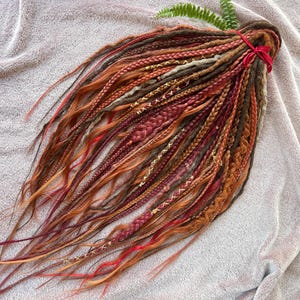 Eldgudinnas dreads, SE & DE hårförlängningar i flammröd koppar, helsyntetiskt set för festivallooker, solcellsboho-stil, lättkammad textur