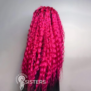 Dreadlocks ricci color magenta, extension temporanee in capelli sintetici vibranti, stile vichingo, look audace e unico, morbidi capelli sintetici rosa acceso ondulati