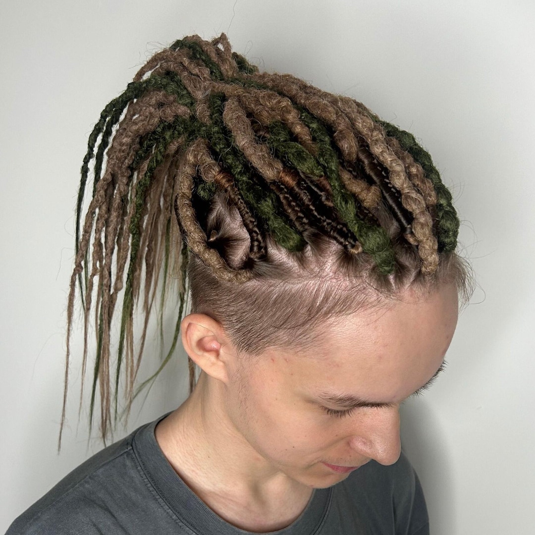 Rastas marrones para hombre, rastas naturales cortas con corte undercut,  rastas sintéticas, peinado para hombre, rastas sintéticas de crochet,  rastas