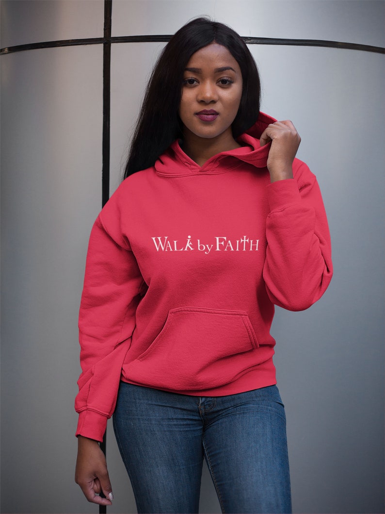 Op de afbeelding: Een rood hoodie met de tekst "WALK by FAITH" in witte letters.