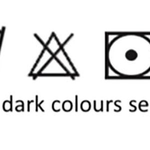 Op de afbeelding: Wasinstructies: Machinewas op 60 graden Celsius, niet bleken, drogen in de droger op lage temperatuur, strijken op lage temperatuur, niet chemisch reinigen. Was donkere kleuren apart.