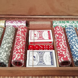 Boîte en bois de qualité avec 500 jetons de poker numérotés