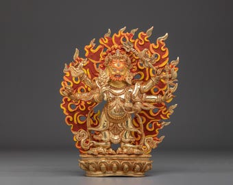 手作りの白いマハカラ金鍍金像 | 瞑想、精神修養、装飾に最適な、勇猛