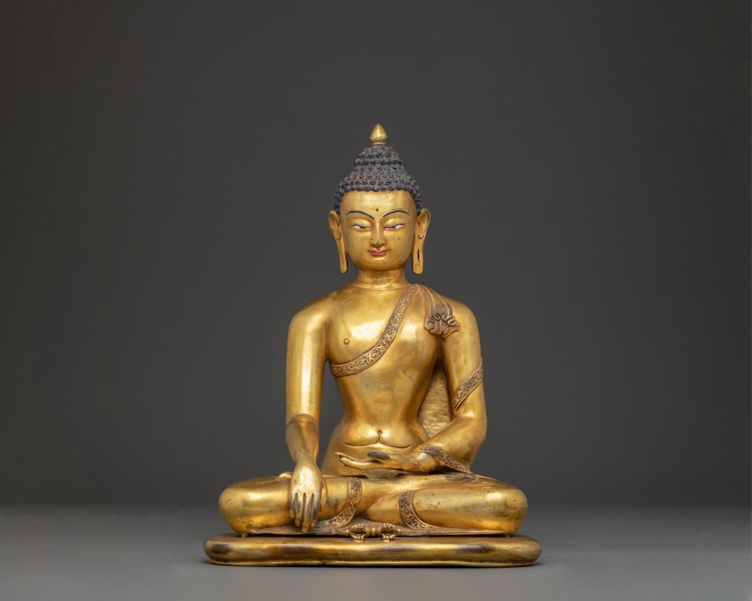 釈迦牟尼仏像：仏教の開祖 | ゴータマ・ブッダの黄金彫刻 | 力と知恵