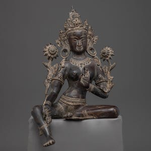 Vrouwelijke mededogengod Green Tara | Nepalese handgemaakte Tibetaanse kunst | Heilig standbeeld voor meditatie, spirituele bescherming en altaardevotie