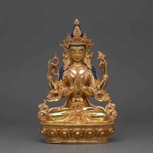 Traditioneel Himalaya-standbeeld van Chenrezig | Vierarmige Chenrezig | 24-karaats goudvergulde koperen sculptuur | Tibetaans boeddhistische godheid | Nepalese kunst