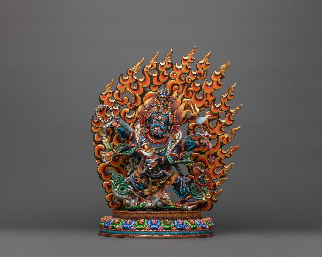 猛々しい神、6本の腕を持つマハカーラ像 | 神社、祭壇、法の装飾用の