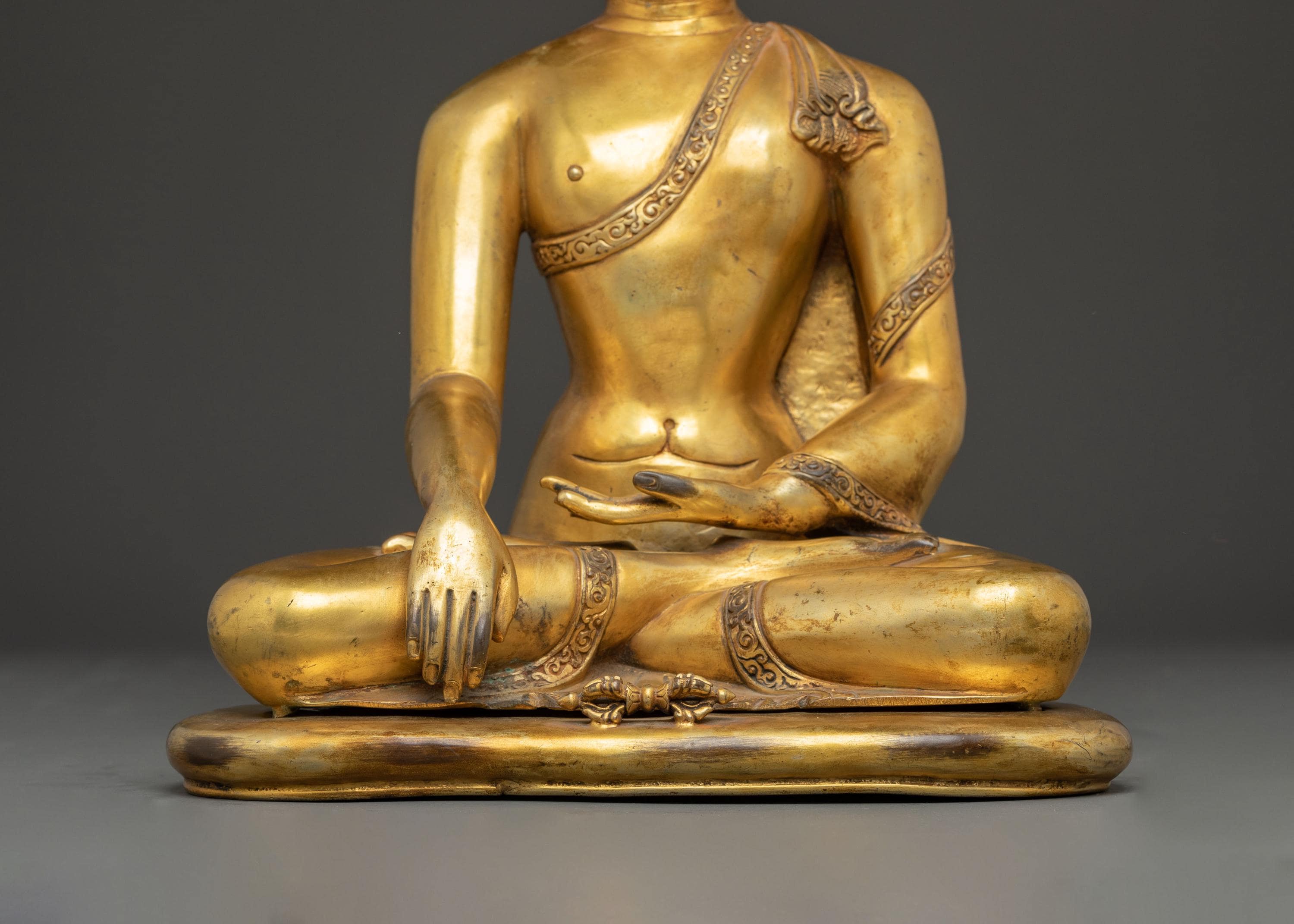 釈迦牟尼仏像：仏教の開祖 | ゴータマ・ブッダの黄金彫刻 | 力と知恵