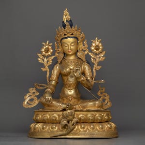 Standbeeld van verlicht mededogen Groene Tara | Bezig met spiritualiteit | Spiritueel boeddhistisch Nepalees kunstwerk en decor | Tibetaanse moeder Tara