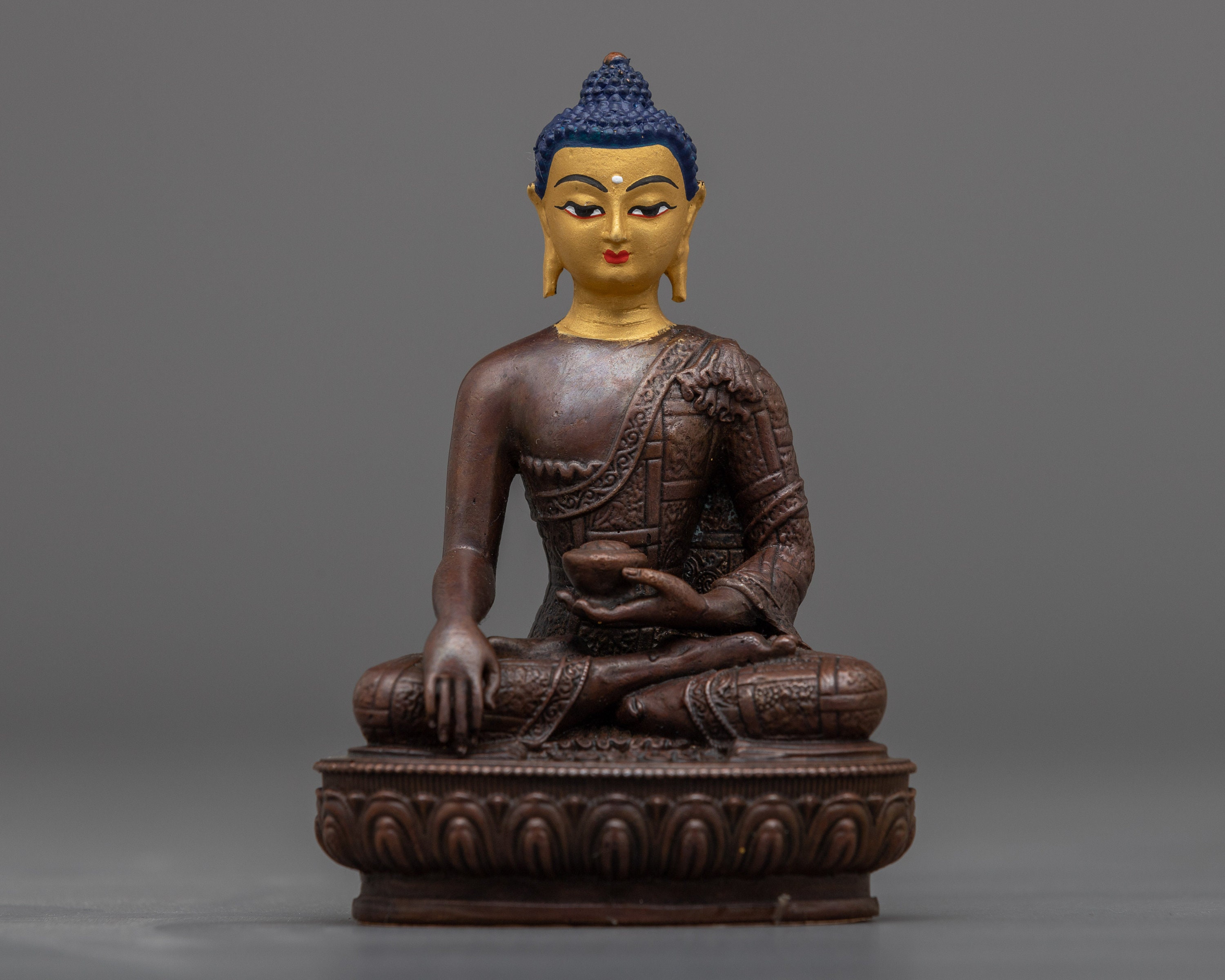 機械で作られた釈迦牟尼仏像、酸化銅、24Kゴールドのディテール、仏教