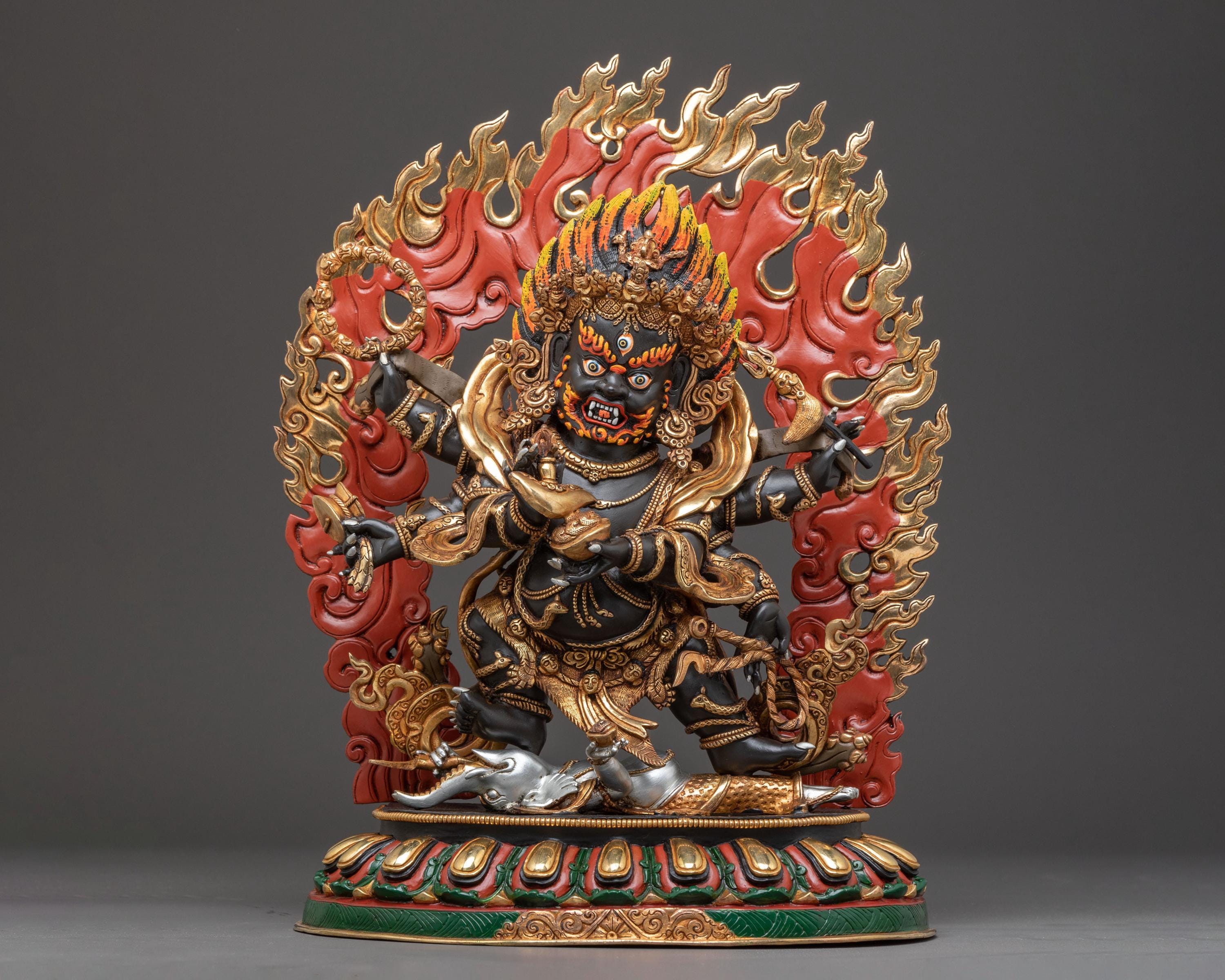 6本の腕を持つ雄大なマハーカーラ像｜猛々しいダルマの守護神 - 神社