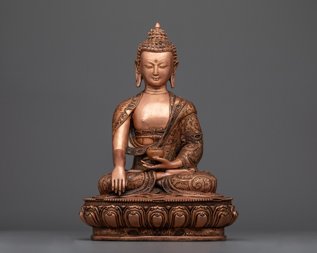 釈迦牟尼仏の銅像 | アンティーク仕上げの手作りアート作品 | ネパール