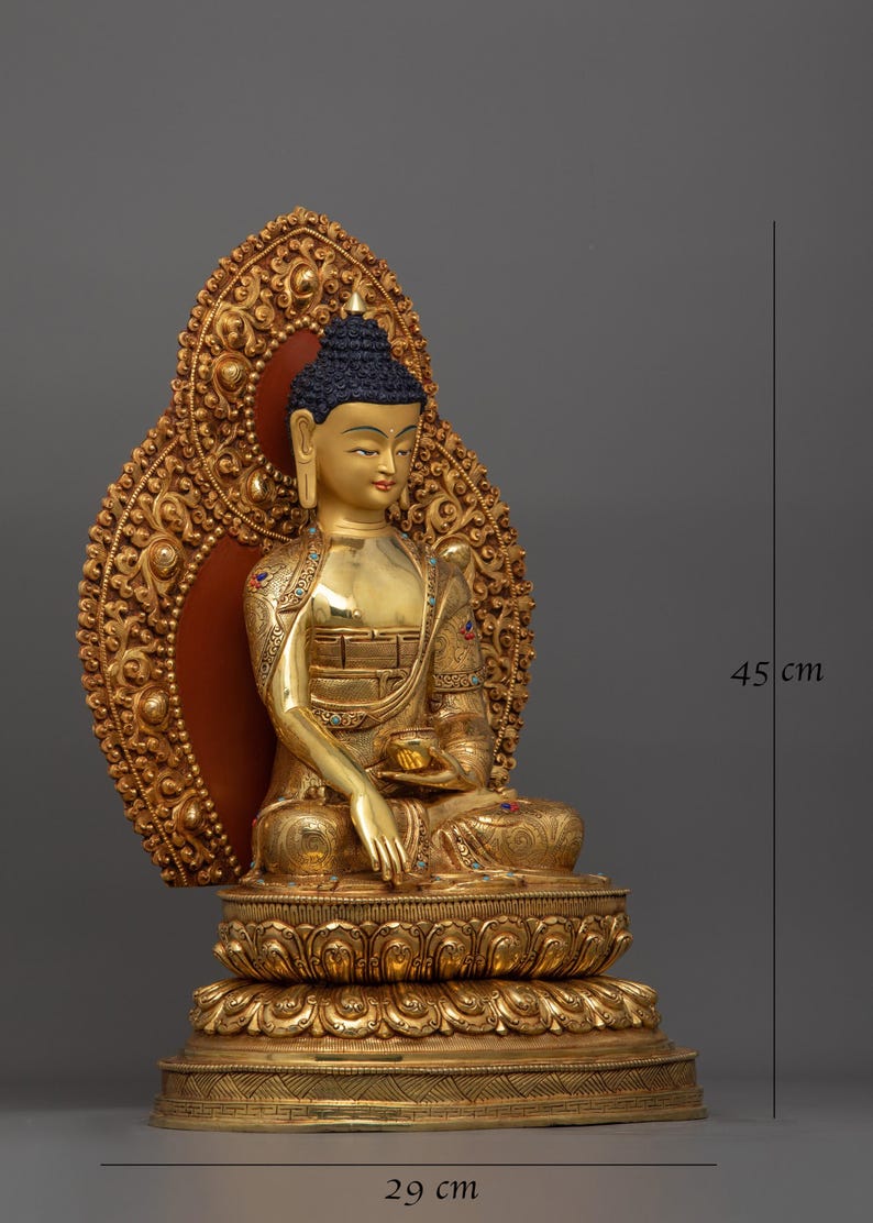 K&ouml;nnte beinhalten: Eine goldfarbene Buddha-Statue, die in meditativer Haltung sitzt und einen Heiligenschein hinter dem Kopf hat. Die Statue ist 45 cm hoch und 29 cm breit.